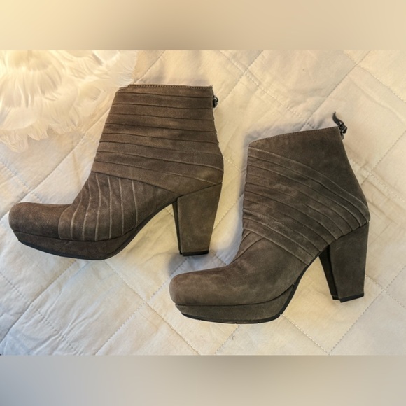 Earthies Brown Ankle Boots - Picture 1 of 8